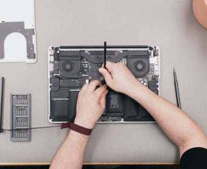 MacBook servisi: açık MacBook Pro üzerinde teknik onarım işlemi